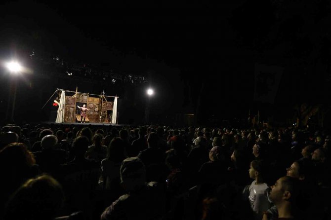 Pamucak Sahilinde İlk Tiyatro Oyunu: “Bir Baba Hamlet”