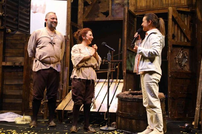 Pamucak Sahilinde İlk Tiyatro Oyunu: “Bir Baba Hamlet”