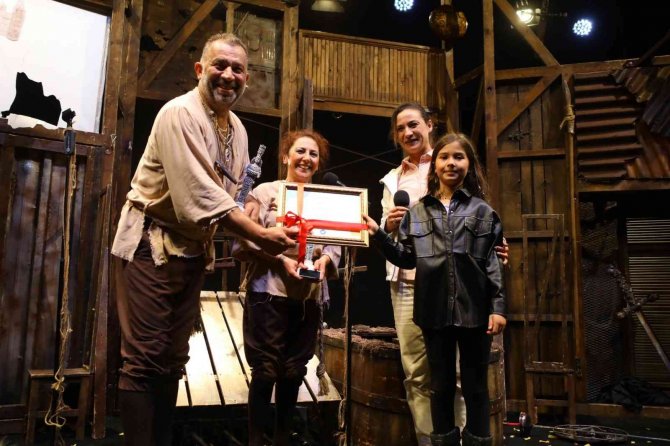 Pamucak Sahilinde İlk Tiyatro Oyunu: “Bir Baba Hamlet”