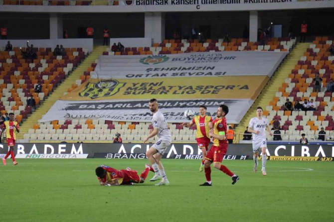 Spor Toto Süper Lig: Yeni Malatyaspor: 0 - Fenerbahçe: 1 (İ̇lk Yarı)