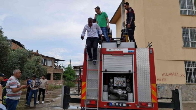 Kız Arkadaşı İle Kavga Etti, Yangın Merdivenine Tırmandı