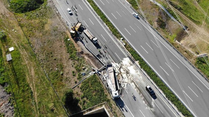 Tuzla’da Tır Dijital Trafik Levhasına Çarptı, Ortalık Savaş Alanına Döndü: 2 Yaralı