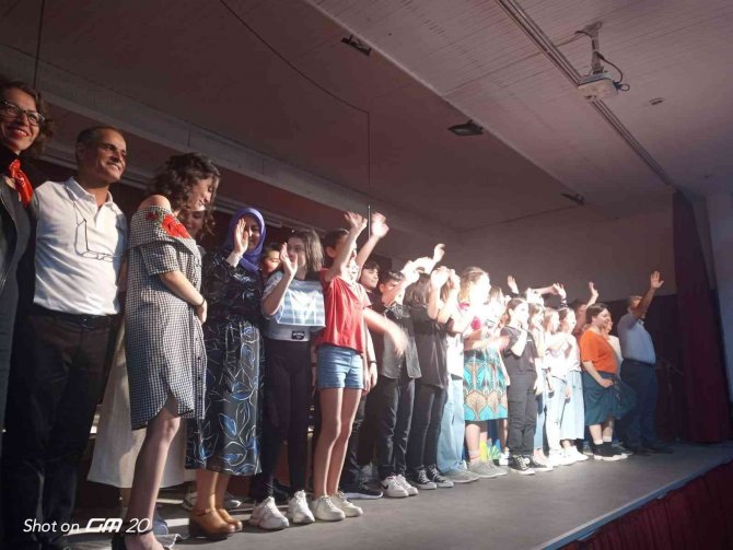Burhaniye’de Öğrencilerin Ah Şu Gençler Oyunu Büyük Alkış Aldı