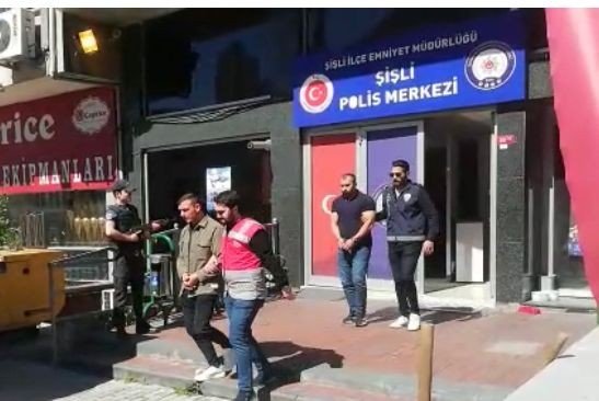 Turistlerin 3 Bin Dolarını ‘Tırnakçılık’ Yöntemiyle Çalan Taksiciler Kamerada