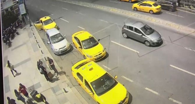 Turistlerin 3 Bin Dolarını ‘Tırnakçılık’ Yöntemiyle Çalan Taksiciler Kamerada