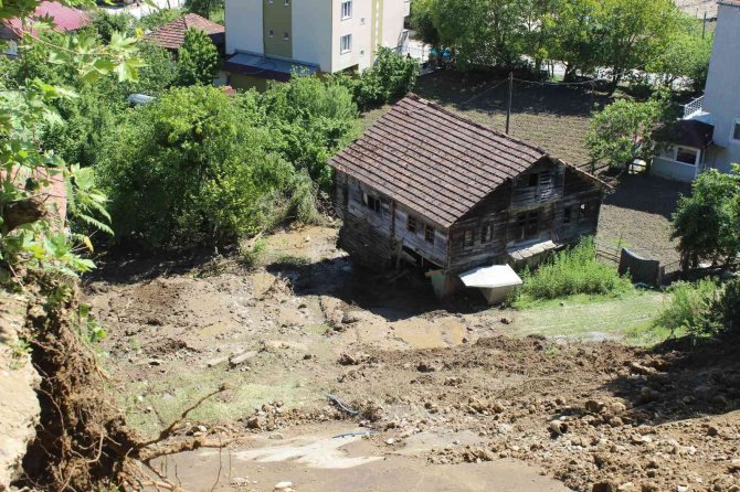 Sinop’ta Heyelan: 2 Ev Ve 1 Samanlıkta Zarar Oluştu