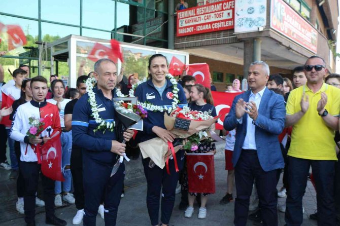 Dünya Üçüncüsü Olan Milli Boksör Güneri’ye Coşkulu Karşılama
