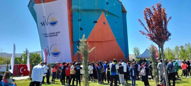 Van’da Tırmanış Şampiyonası Renkli Görüntülerle Başladı