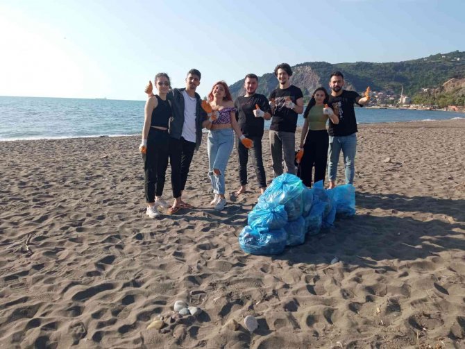 Üniversite Öğrencileri Kdz. Ereğli Plajı’nı Temizledi