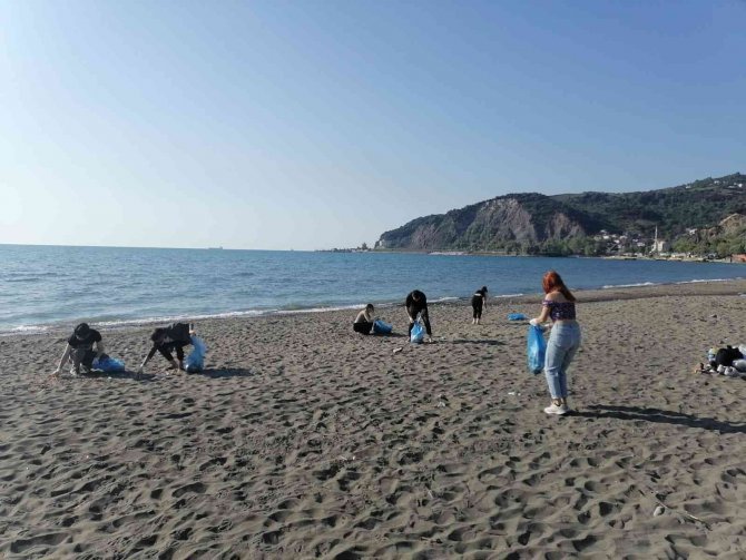 Üniversite Öğrencileri Kdz. Ereğli Plajı’nı Temizledi