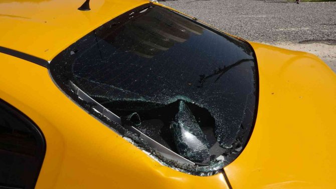 Motosiklet Yol Kenarında Duran Otomobile Çarptı: 1 Ağır Yaralı