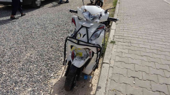 Motosiklet Yol Kenarında Duran Otomobile Çarptı: 1 Ağır Yaralı