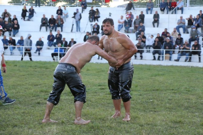 Edremit’te Başpehlivan Recep Kara Oldu