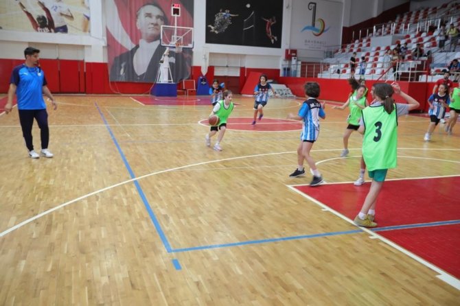 Bayraklı’da Okullar Arası Basketbol Turnuvası