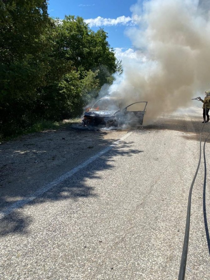 Gemlik’te Otomobil Ve Tır Alev Alev Yandı