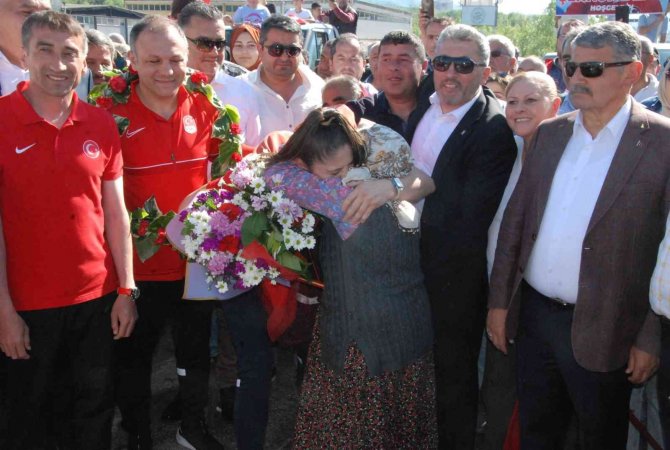 Dünya Şampiyonu Milli Boksör Şennur Demir Coşkuyla Karşılandı