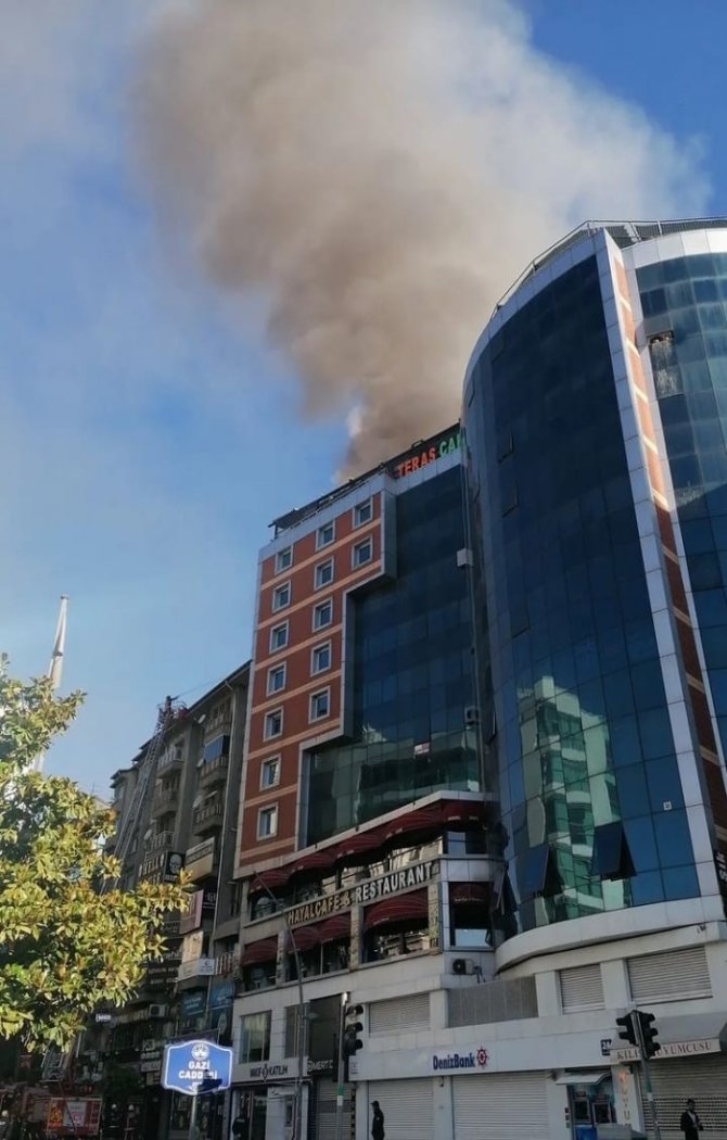 Elazığ’da Çatı Yangını Korkuttu