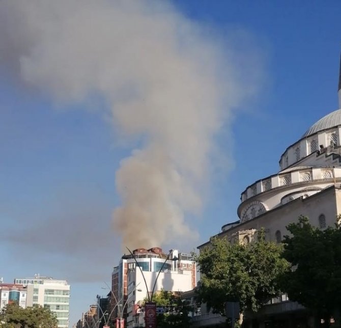 Elazığ’da Çatı Yangını Korkuttu