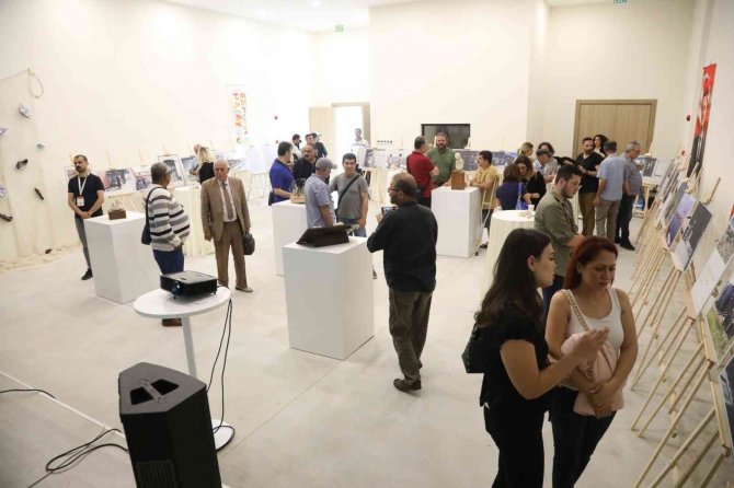 Hatay’da "Göç Ya Da Araf" Fotoğraf Ve Heykel Sergisi