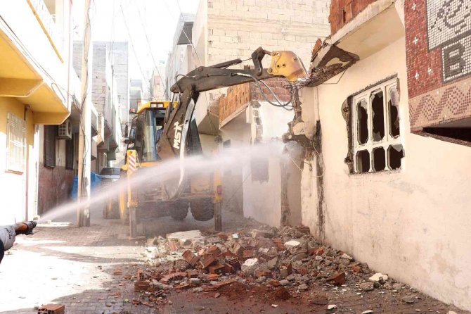 Haliliye’de Metruk Binalar Yıkıyor