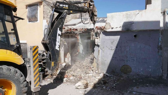 Haliliye’de Metruk Binalar Yıkıyor