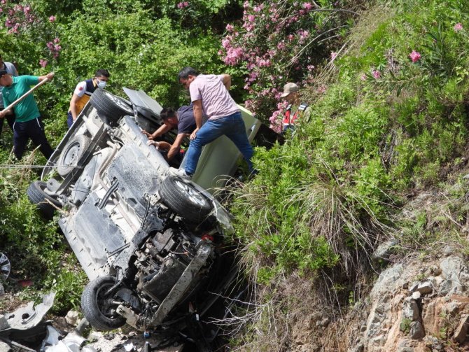Hatay’da Kaza: Araçta Mahsur Kalan Yaralı Kurtarıldı
