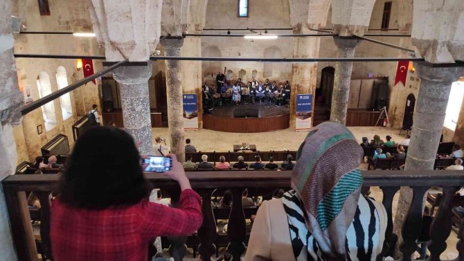 Türk Ve İ̇ngiliz Müzik Gruplarından Urfa Türküleri
