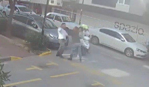 Sokak Ortasında Kadına Şiddete Taksiciden Müdahale