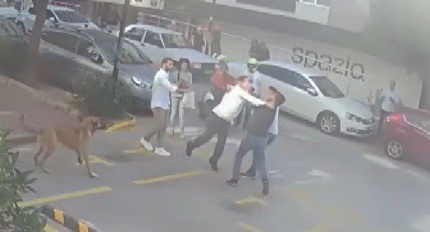 Sokak Ortasında Kadına Şiddete Taksiciden Müdahale