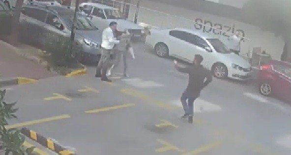Sokak Ortasında Kadına Şiddete Taksiciden Müdahale