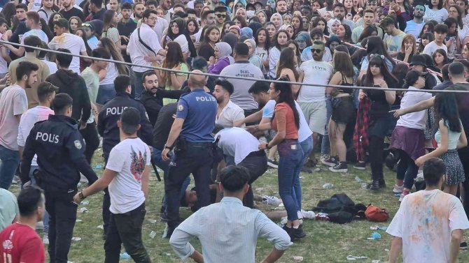 Gençlik Festivalinde Yumruk Ve Tekmeler Havada Uçuştu