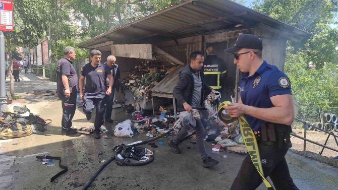 Çıkan Yangında Çakmak Gazı Tüpleri Bomba Gibi Patladı