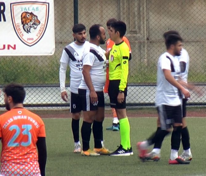 Futbolcu Hakeme Saldırdı Maç Tatil Edildi