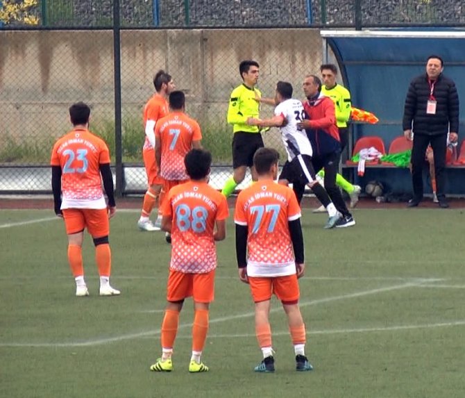 Futbolcu Hakeme Saldırdı Maç Tatil Edildi