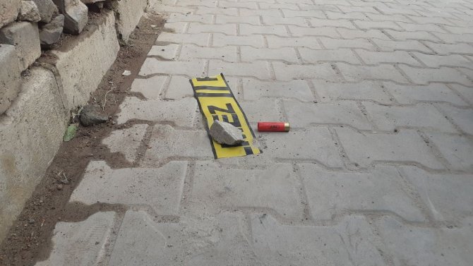 Sokakta Hız Yapanları Uyardı, Pompalı Tüfekle Vuruldu