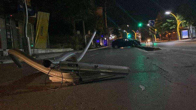 Önce Direğe Sonra Refüje Çarpan Otomobilin Sürücüsü Yaralandı