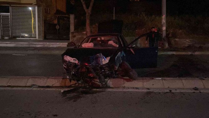 Önce Direğe Sonra Refüje Çarpan Otomobilin Sürücüsü Yaralandı