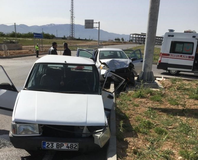 İ̇ki Otomobil Çarpıştı: 3 Yaralı