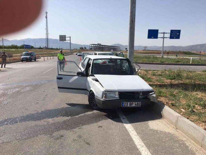 İ̇ki Otomobil Çarpıştı: 3 Yaralı