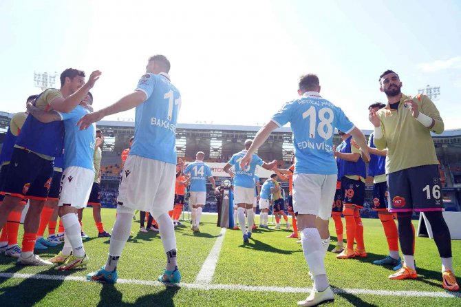 Medipol Başakşehir, Şampiyon Trabzonspor’u Alkışlarla Karşıladı
