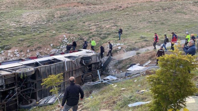 Üniversite Öğrencilerini Taşıyan Otobüs Devrildi: 3 Ölü, 41 Yaralı