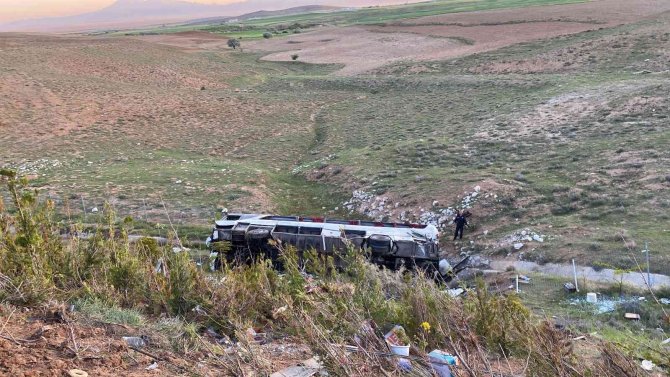 Üniversite Öğrencilerini Taşıyan Otobüs Devrildi: 3 Ölü, 41 Yaralı