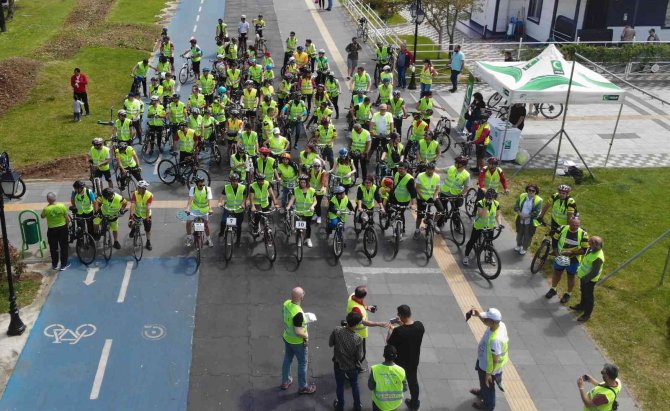 Onlarca Bisikletçi Bağımlılığa Karşı Sahilde Pedal Çevirdi, Renkli Anlar Havadan Görüntülendi