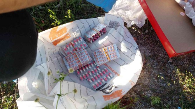 Polis Araçtan Atılan Uyuşturucu Hapları Böyle Buldu