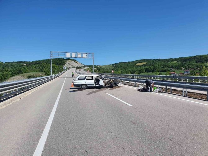 Otomobilin Parçalandığı Kazada 2 Kişi Yaralandı