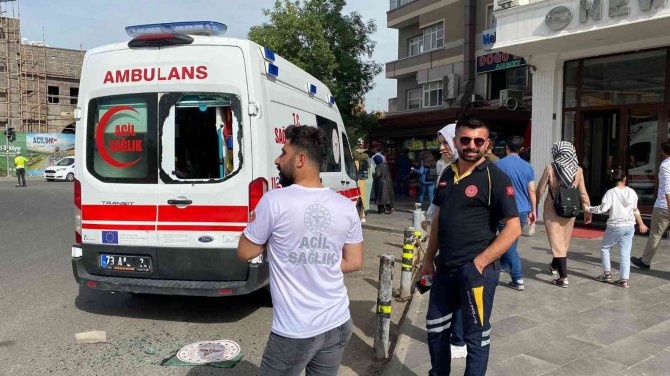 Akli Dengesi Yerinde Olmayan Şahıs Park Halindeki Ambulansın Camını Kırdı