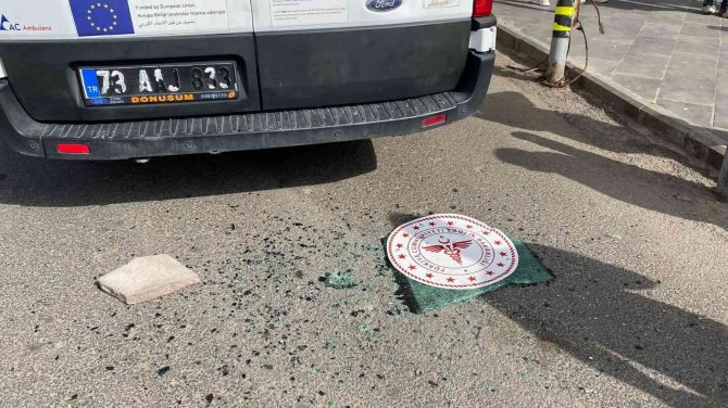 Akli Dengesi Yerinde Olmayan Şahıs Park Halindeki Ambulansın Camını Kırdı