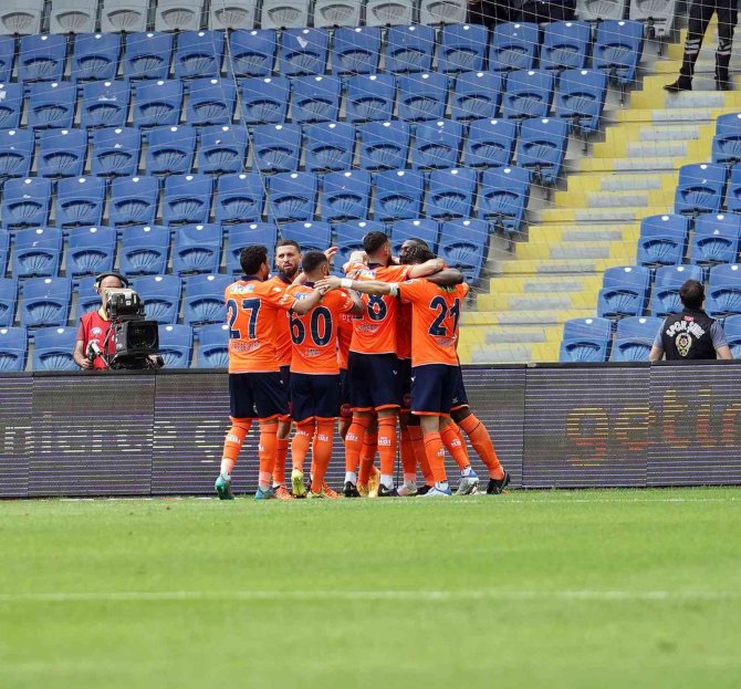 Spor Toto Süper Lig: Medipol Başakşehir: 3 - Trabzonspor: 0 (İ̇lk Yarı)