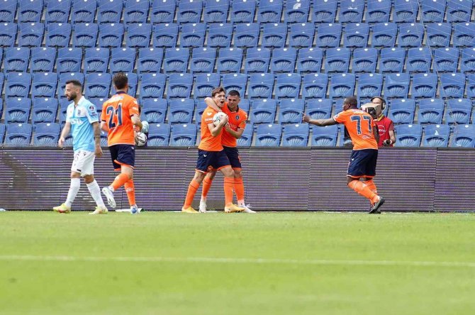 Spor Toto Süper Lig: Medipol Başakşehir: 3 - Trabzonspor: 0 (İ̇lk Yarı)