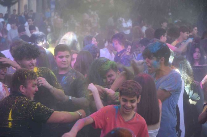Tarsuslu Gençler ’Renk Partisi’ İle Doyasıya Eğlendi